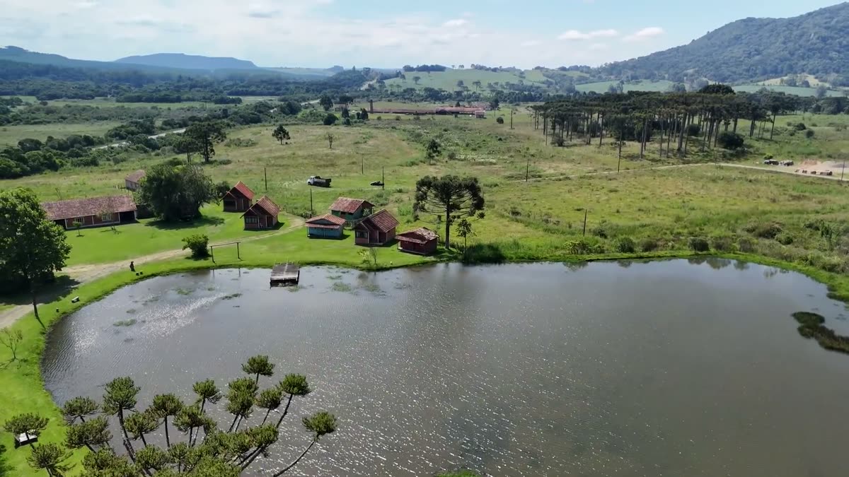 Propriedade rural com lago